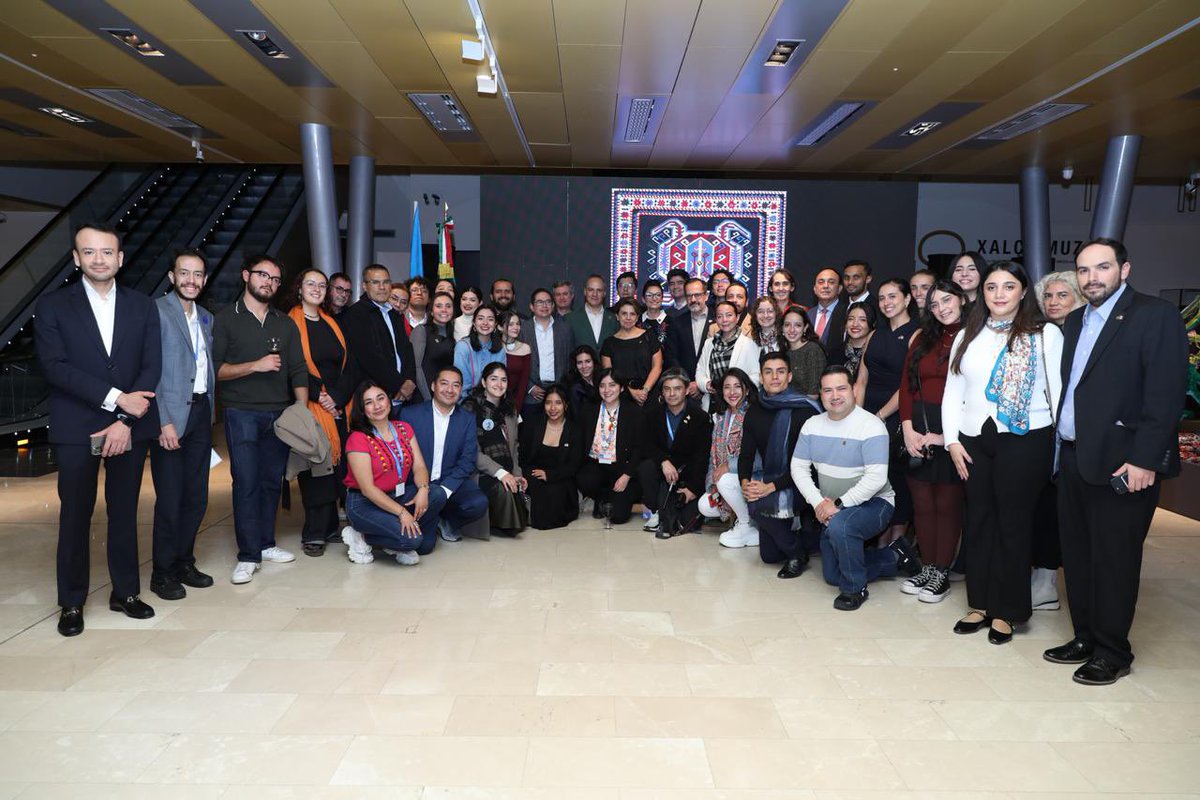 ENRIQUE OCHOA (@ochoa_mx_un) on Twitter photo Agradezco a la <a href="/EmbaMexAze/">Embamex Azerbaiyán</a> por la visita para la delegación de 🇲🇽que asiste a la #COP29 de #cambioclimático al <a href="/AzCarpetMuseum/">Azerbaijan National Carpet Museum</a> donde se exhibe un tapete de aserrín del artista Pedro Peralta #Huamantla que simboliza la amistad entre 🇲🇽y 🇦🇿. Agradezco a la <a href="/EmbaMexAze/">Embamex Azerbaiyán</a> por la visita para la delegación de 🇲🇽que asiste a la #COP29 de #cambioclimático al <a href="/AzCarpetMuseum/">Azerbaijan National Carpet Museum</a> donde se exhibe un tapete de aserrín del artista Pedro Peralta #Huamantla que simboliza la amistad entre 🇲🇽y 🇦🇿.