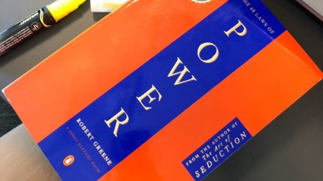 proses_dewasa's tweet photo. `
 ____________A THREAD____________
 PELAJARAN PENTING DARI BUKU :

 The 48 Laws of Power
 By : Robert Greene

Buku ini adalah panduan untuk memahami, menggunakan, dan menghadapi dinamika kekuasaan di lingkungan apa pun. 

Walaupun kontroversial, The 48 Laws of Power menawarkan wawasan tajam tentang psikologi manusia dan strategi sosial.
