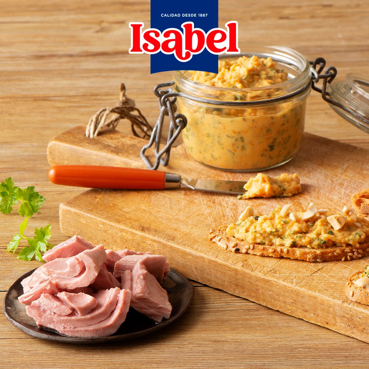 ¿Tienes visitas este fin de semana y no sabes qué preparar? Te damos una idea: hummus de zanahoria, atún y cacahuetes.

Es un plato muy sencillo, solo necesitarás tres ingredientes, ¡y seguro que triunfas! ✨

#AtunIsabel #ConservasIsabel #HoyComemosConIsabel #recetas