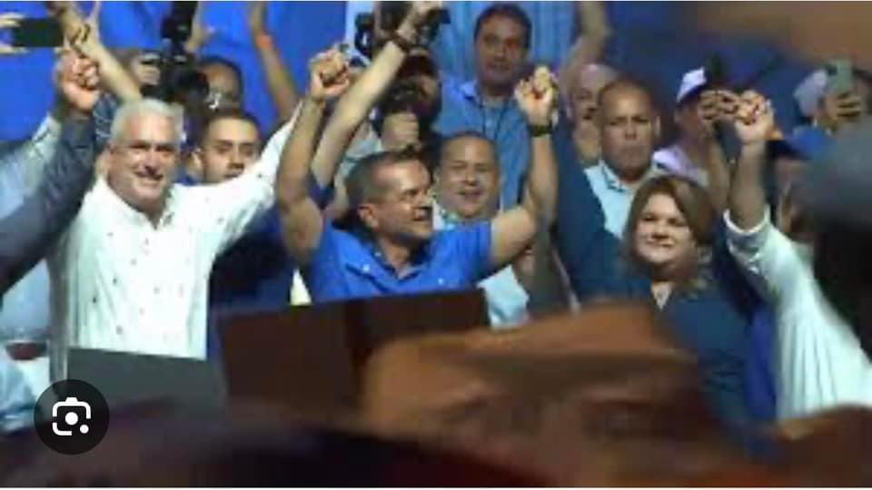luisraultriunfo's tweet photo. Evalúe Usted:

LA VOZ DE LA RAZÓN ANTE UN MANDATO AMPLIO Y UNA OPORTUNIDAD HISTÓRICA

El pueblo de Puerto Rico otorgó al liderato político del Partido Nuevo Progresista (PNP) un mandato amplio, claro y contundente en estas elecciones. Con el control de la gobernación y la legislatura, figuras como Jenniffer González Colón, Thomas Rivera Schatz y Carlos Johnny Méndez Núñez tienen en sus manos no solo la capacidad de gobernar sin restricciones, sino también una responsabilidad histórica. La razón dicta que este poder debe usarse para beneficiar a todo el pueblo, no únicamente a los que comparten su ideología política.

Este mandato les otorga una oportunidad única para corregir los males que han aquejado a nuestra sociedad durante décadas. La justicia con los jubilados, que tanto han dado al país, no puede seguir siendo una promesa vacía. Es hora de garantizarles una pensión digna, atención médica de calidad y el respeto que merecen. Las personas sin hogar deben recibir apoyo real a través de programas de vivienda accesible y servicios de reintegración social, no solo soluciones cosméticas para las cámaras.

Los jóvenes, por su parte, necesitan escuelas en condiciones óptimas y acceso a una educación universitaria que sea alcanzable, no un privilegio reservado para unos pocos. El sistema de salud requiere una revolución: mejoras en los servicios, programas específicos para la salud mental y apoyo a los cuidadores que cargan con un peso emocional y físico inmenso. Es imperativo que los fondos federales disponibles para infraestructura se utilicen de forma transparente y eficiente, transformando nuestras carreteras, sistemas de agua y energía eléctrica en pilares de desarrollo sostenible.

La clase media trabajadora, que lleva sobre sus hombros el peso de la economía del país, no puede seguir siendo el cajero automático del gobierno. Necesitan alivios contributivos reales y efectivos, no meras palabras bonitas en los titulares. Asimismo, los ancianos abandonados en sus hogares, hospitales y centros de cuido merecen programas integrales que les devuelvan la dignidad y el cariño que cualquier sociedad decente debe garantizar a sus mayores.

Sin embargo, la voz de la razón debe también advertir al liderato del PNP sobre el peligro de interpretar este mandato como una licencia para gobernar exclusivamente para su partido. La historia nos ha demostrado que las divisiones políticas perpetúan la desigualdad, el resentimiento y el estancamiento. Un gobierno que no escuche a otros sectores, que cierre las puertas al diálogo y que gobierne para unos pocos, será recordado como una oportunidad desperdiciada y no como un momento transformador.

Jenniffer González Colón, con su experiencia en Washington, Thomas Rivera Schatz, con su conocida habilidad estratégica y Carlos Johnny Méndez Núñez, con su trayectoria en la legislatura, tienen los atributos necesarios para ser agentes de cambio. Pero la razón dicta que estos líderes deben usar su poder para unir, no dividir. Para liderar con justicia, no con exclusión. Para transformar, no perpetuar el ciclo de promesas incumplidas.

Este es el momento en el que serán juzgados no por sus palabras, sino por sus acciones. Si optan por cumplir con este mandato trabajando para el bienestar común, dejarán un legado que será recordado con gratitud. Si, en cambio, caen en la tentación de usar su poder para el beneficio de unos pocos, habrán traicionado la confianza del pueblo. El pueblo de Puerto Rico espera, con la esperanza de que esta vez “la voz de la razón” prevalezca.
 
#EvalúeUsted🤔 

Por: Luis Raúl Torres Cruz
Lunes, 18 de noviembre de 2024