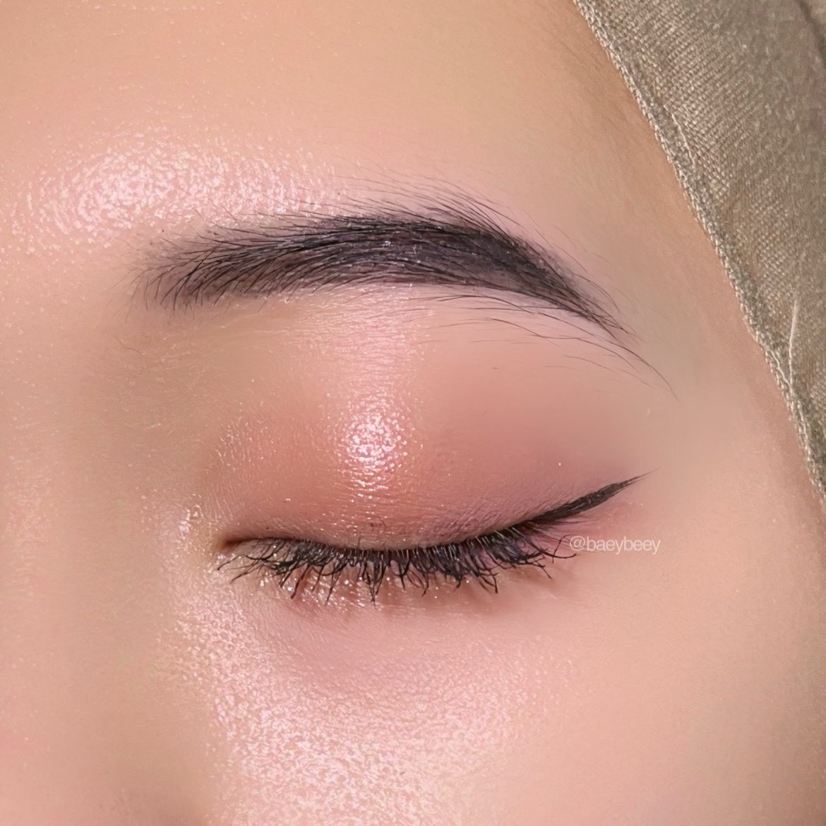baeybeey's tweet photo. TOLONG… 

INI CAKEP BANGET EYESHADOW PALLETE, SHADE, DAN HASILNYA… https://t.co/3yt2yeNZr2