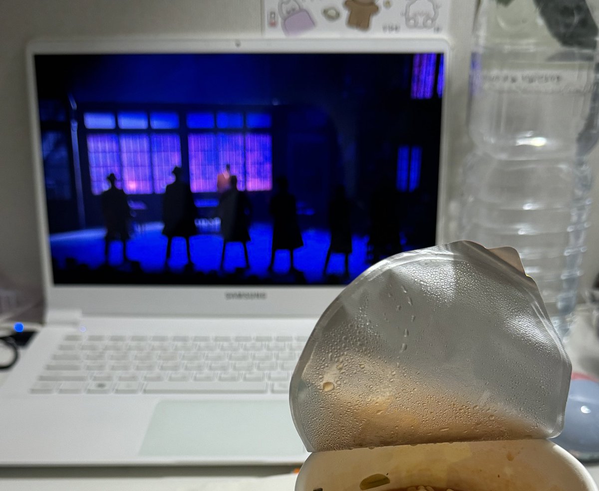 밥 먹으면서 괜렡 보기🤍 뀨해진 보고싶다ㅜㅜ