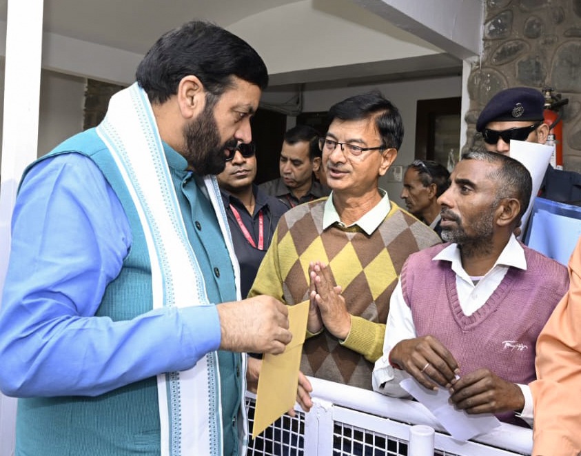 NayabSainiBJP's tweet photo. हर परिवारजन से सीधा संपर्क

संत कबीर कुटीर पहुंचे परिवारजनों से भेंट कर उनका हाल-चाल जाना और उनके क्षेत्र में कार्यरत अधिकारियों का फीडबैक लिया।

उनके द्वारा बताए गए विभिन्न समस्याओं को सुना और संबंधित अधिकारियों को जनसमस्याओं के त्वरित निराकरण हेतु निर्देश दिए हैं। https://t.co/4eit35y0IB