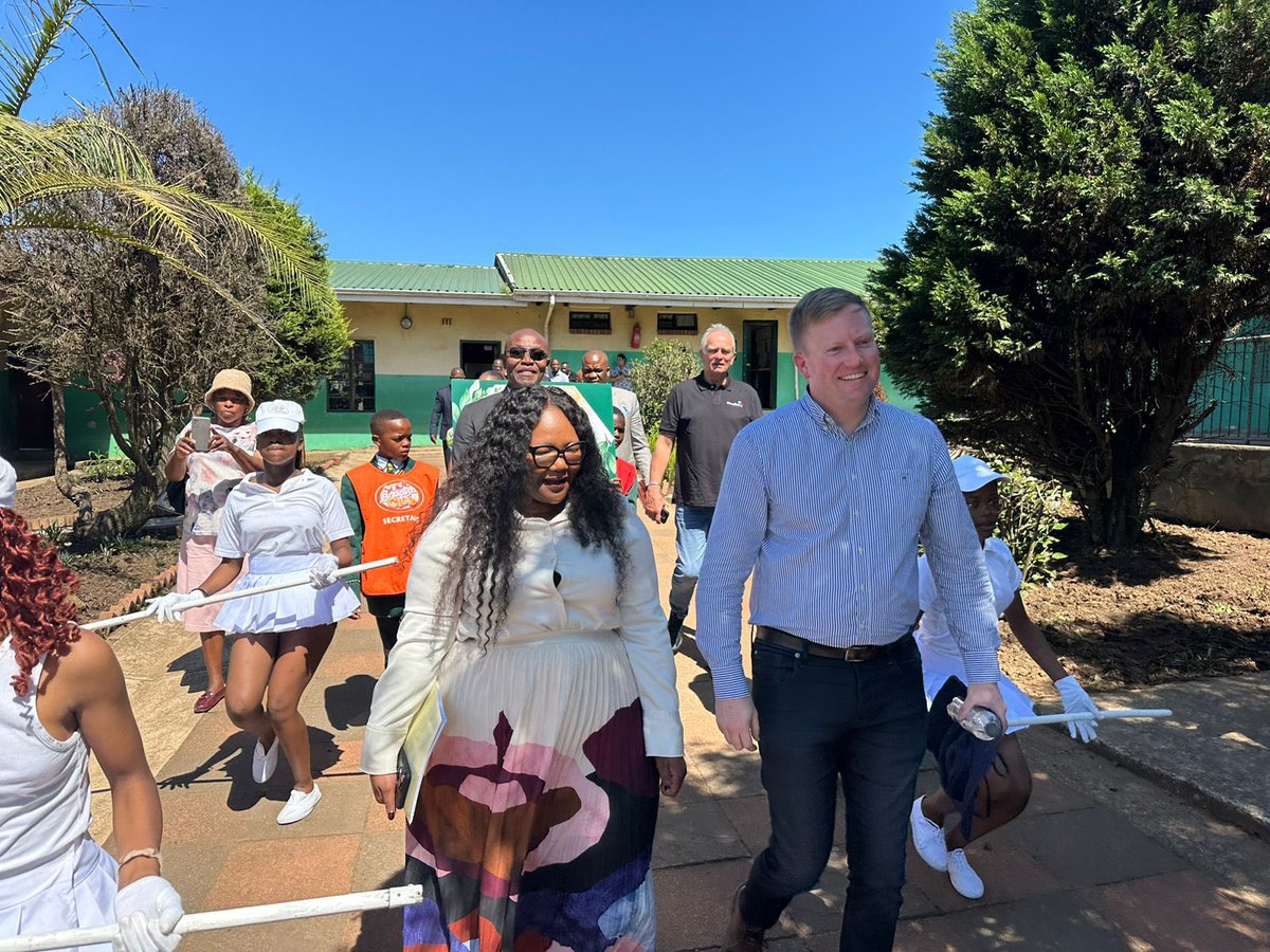 DeanMacpherson's tweet photo. This morning, I joined Basic Education Minister @Siviwe_G to unveil new toilets constructed by @BreadlineAfrica at Deda Primary School in Ozwathini, KwaZulu-Natal. These facilities replace the two previous pit toilets at the school. 🤝

As the Government of National Unity, we are committed to eradicating pit toilets in schools nationwide, and by working with the private sector, we are confident we can achieve this goal.

As the Department of Public Works and Infrastructure, we will be sharing our expertise to assist Minister Gwarube in eliminating pit toilets in schools. By working together, we are building a better South Africa. 💛🇿🇦#LetsBuildSA