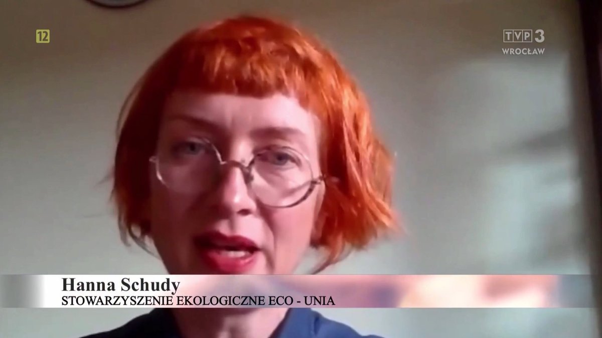EkoUnia's tweet photo. Czas kopalni #Turów powoli dobiega końca, zostało jej kilka, może kilkanaście lat. Wydobycie się już po prostu nie opłaca, a koszty wydobycia węgla brunatnego są nie do zaakceptowania. Mimo to Opolno-Zdrój umiera! Z powodu braku decyzji, z powodu zapomnienia, z powodu zaniechania. Cała ta sprawa to jeden wielki skandal, nie pierwszy w tym regionie – mówi red. Albert Bystroński, prowadzący Dolnośląskie Interwencje - magazyn reporterów @FaktyTVP3.

Zachęcamy do obejrzenia 23 min magazynu poświęconego Opolnu, bezczynności rządu i wojewódzkiego konserwatora zabytków, a także zakusom PGE, właściciela kopalni, na kolejne domy. Wszystko to przepełnione jest niepewnością mieszkańców dotyczącą swojej przyszłości.
Materiał można zobaczyć tutaj: https://t.co/pORNuAdDZc

Odrodzenie Opolna może być jedną z dźwigni napędowych regionu w procesie sprawiedliwej transformacji. – Polskie Państwo, administracja, samorządy na #Opolno powinny dmuchać i chuchać – mówi red. Bystroński. W materiale został przedstawiony również jeden z pozytywnych przykładów transformacji i rekultywacji - pobliskie #BerzdorferSee.

Dołączamy się do apelu skierowanego do Premiera @donaldtusk @PremierRP, Minister @WroblewskaHann @kultura_gov_pl oraz Marszałka @PawelGancarz @Dolny_Slask!

@bogatynia_info @zgorzelecinfo @prwpl @wyborczawroclaw @Muzyczne_Radio @TVBogatynia @tvn24 @FaktyTVN  @PAPinformacje @BiznesAlert @wnppl @NIKZ_zabytki