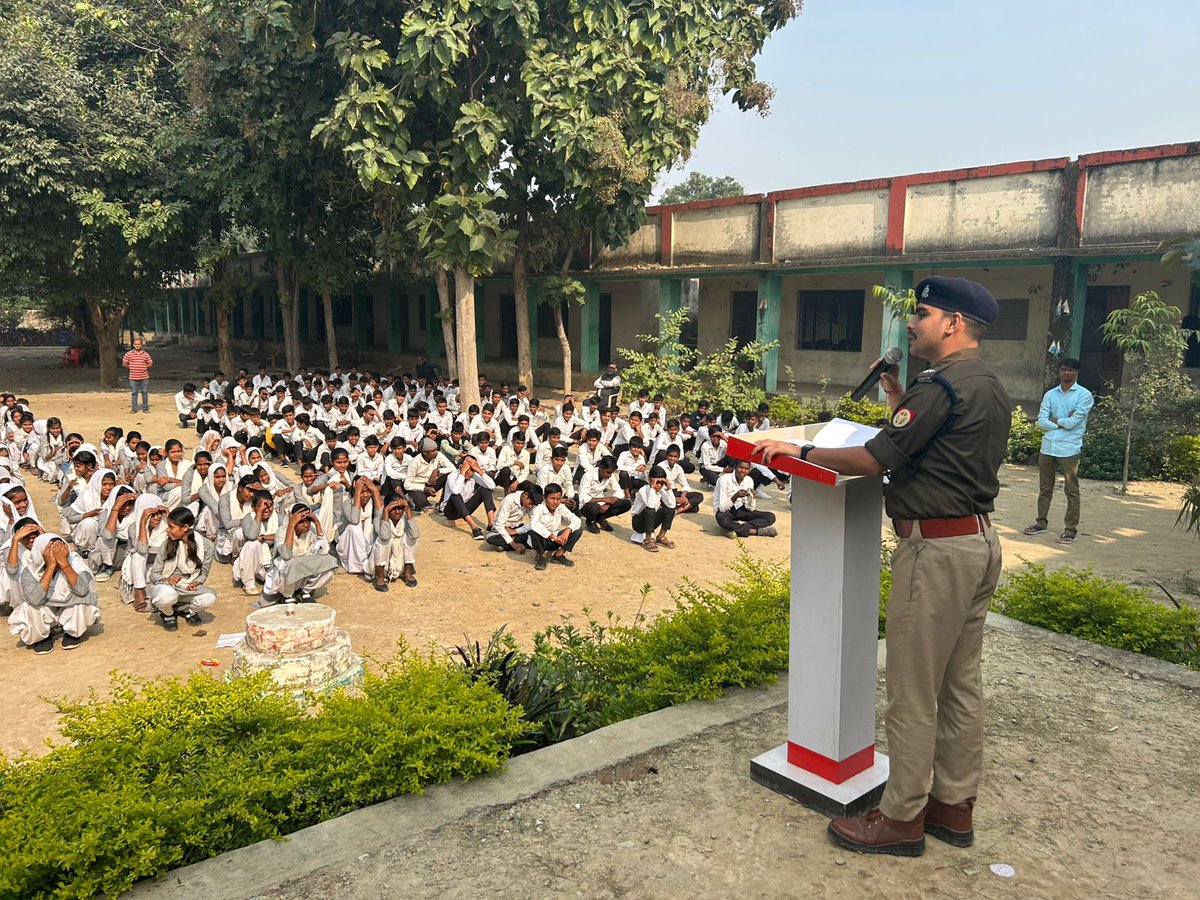 psdudhara's tweet photo. @psdudhara आज दिनाक 18-11-24 थाना प्रभारी दुधारा प्रशिक्षु पुलिस उपाधीक्षक श्री प्रियम राजशेखर पांडेय  के द्वारा  A H  Agri inter college  दुघारा  में महिला शक्तिकरण व यातायात नियमों के बारे में बच्चो को जागरूक किया गया । https://t.co/A5dzTDEG0U