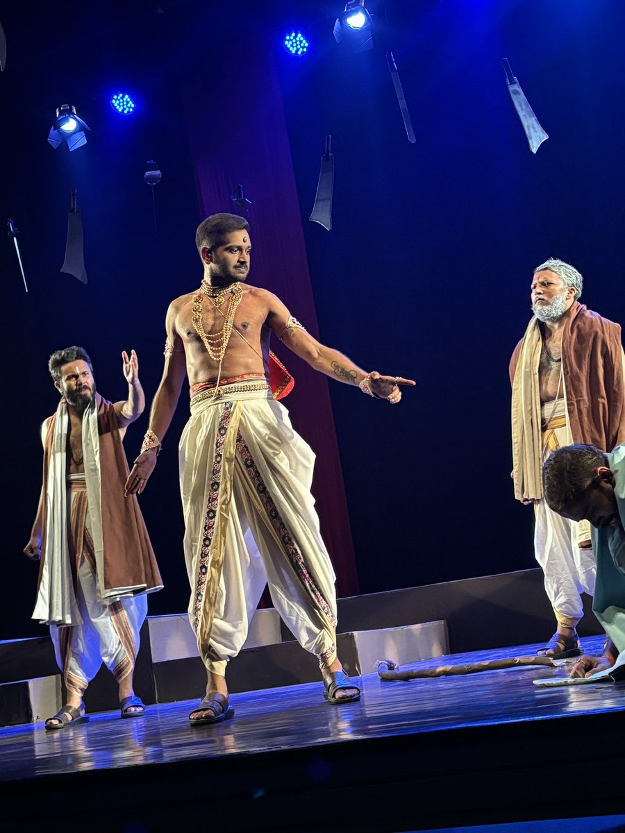 _ashusingh_'s tweet image. “धर्मवीर भारती का ‘अंधायुग’—एक ऐसा नाटक जो महाभारत के बाद के अंधकारमय युग की कहानी कहता है, लेकिन आज की दुनिया की सच्चाइयों को भी उजागर करता है। नैतिकता, हिंसा और सत्ता का संघर्ष, जो तब भी था और आज भी है। 🎭 

निर्देशक - श्री अरविंद गौड़ सर 🙏🏻

अस्मिता थियेटर ग्रुप 🎭