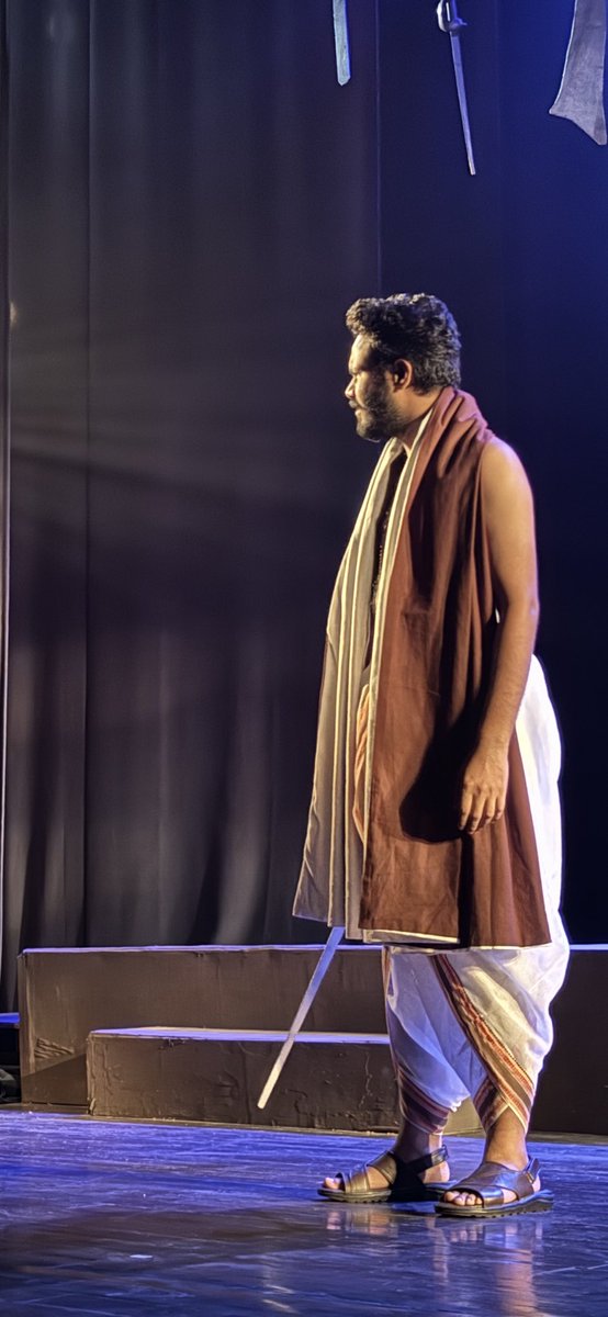 _ashusingh_'s tweet image. “धर्मवीर भारती का ‘अंधायुग’—एक ऐसा नाटक जो महाभारत के बाद के अंधकारमय युग की कहानी कहता है, लेकिन आज की दुनिया की सच्चाइयों को भी उजागर करता है। नैतिकता, हिंसा और सत्ता का संघर्ष, जो तब भी था और आज भी है। 🎭 

निर्देशक - श्री अरविंद गौड़ सर 🙏🏻

अस्मिता थियेटर ग्रुप 🎭