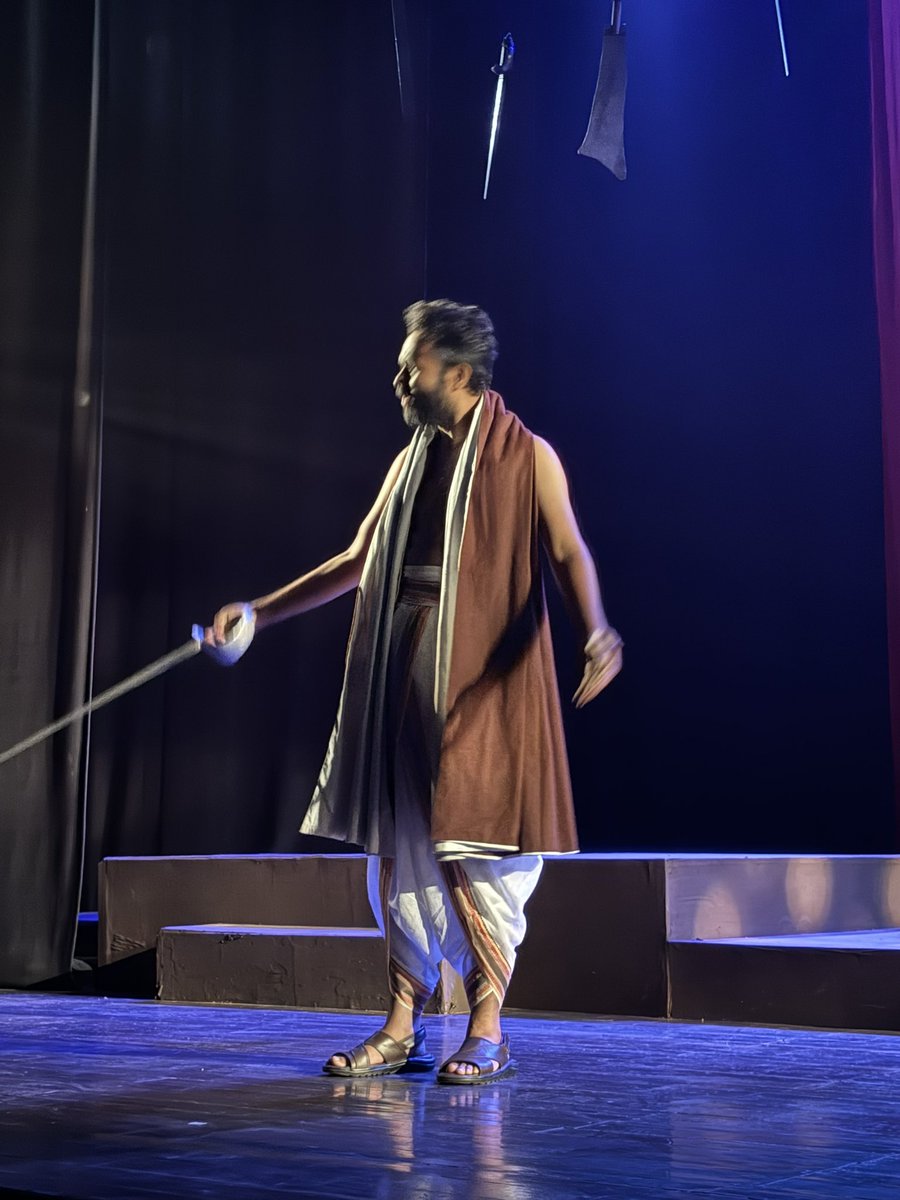 _ashusingh_'s tweet image. “धर्मवीर भारती का ‘अंधायुग’—एक ऐसा नाटक जो महाभारत के बाद के अंधकारमय युग की कहानी कहता है, लेकिन आज की दुनिया की सच्चाइयों को भी उजागर करता है। नैतिकता, हिंसा और सत्ता का संघर्ष, जो तब भी था और आज भी है। 🎭 

निर्देशक - श्री अरविंद गौड़ सर 🙏🏻

अस्मिता थियेटर ग्रुप 🎭