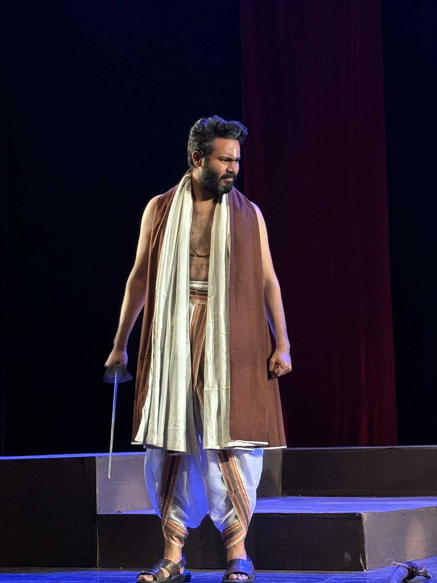 _ashusingh_'s tweet image. “धर्मवीर भारती का ‘अंधायुग’—एक ऐसा नाटक जो महाभारत के बाद के अंधकारमय युग की कहानी कहता है, लेकिन आज की दुनिया की सच्चाइयों को भी उजागर करता है। नैतिकता, हिंसा और सत्ता का संघर्ष, जो तब भी था और आज भी है। 🎭 

निर्देशक - श्री अरविंद गौड़ सर 🙏🏻

अस्मिता थियेटर ग्रुप 🎭