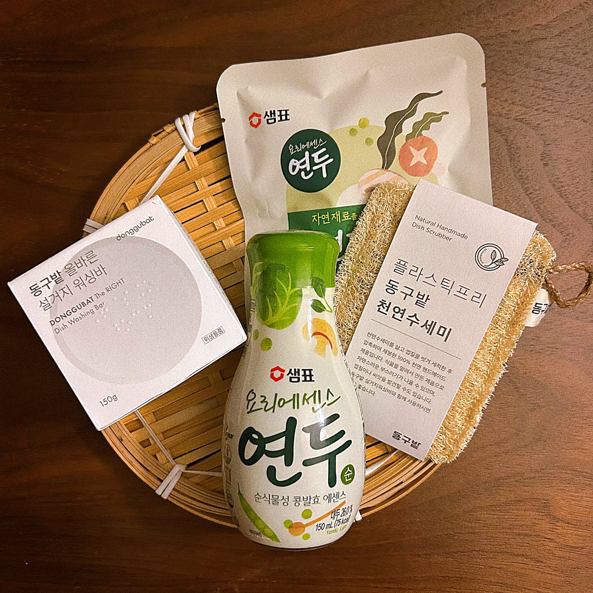 연두(<a href="/Yondu_recipe/">요리에센스 연두</a>)에서  보내주신 제품들 도착. 그렇지 않아도 양배추 사먹어야지 했는데, 마침 좋은 활동도 하게 됐다. 연두링 첨 써보는데 넘 기대돼,,🥬🍄‍🟫
동구밭도 원래 쓰던 제품이라 더 반갑다🫶

#양배추한통끝내기체험단 #연두 #연두링 #동구밭 #설거지워싱바 #천연수세미