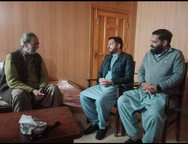 صدر پی ٹی آئی حلقہ 3 سید محسن گیلانی صاحب اور ڈپٹی جنرل سیکرٹری خواجہ سجاد صاحب کی سابق وزیر حکومت و رہنما تحریک انصاف محمد حنیف اعوان صاحب کی رہائش گاہ آمد ۔
محسن گیلانی صاحب کو صدر پی ٹی آئی حلقہ3 صدربننے پر اور خواجہ سجاد صاحب کوڈپٹی جنرل سیکرٹری بننے پر مبارکباد دی
ایڈمن