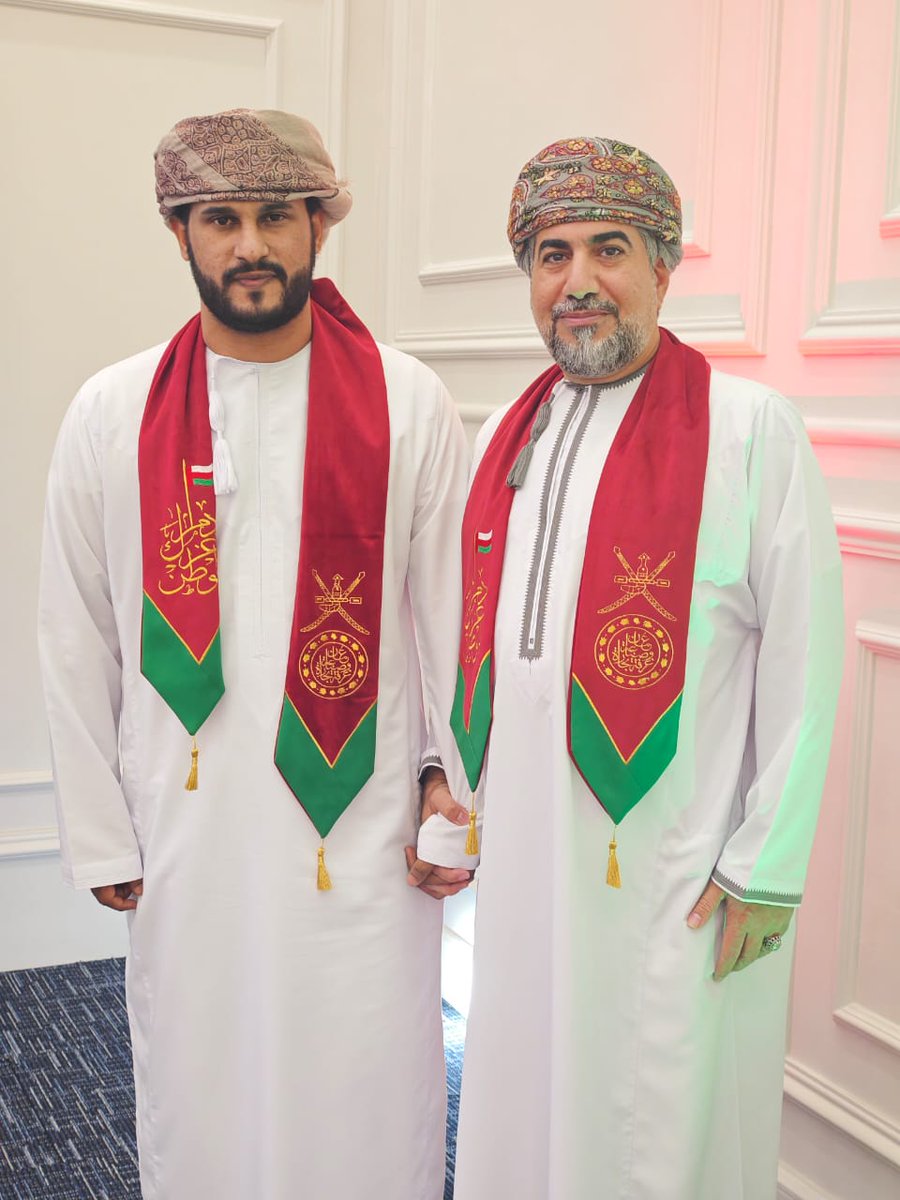 <a href="/kamil_albathari/">كامل البطحري</a> 
تشرفت اليوم بلقاء قامة الشعر العماني الكبير كامل البطحري.