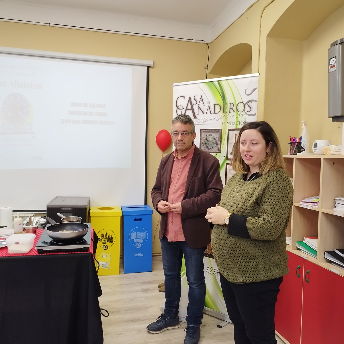 frayaltamiras's tweet photo. La alcaldesa de #Mainar, María Lina Hernando; Ebardo Fernández, en representación de José Manuel Latorre, diputado delegado de Archivos y Bibliotecas de la Diputación de Zaragoza; y Anselmo Marzo, productor de #nabosdeMainar; abrieron el acto de los talleres formativos. https://t.co/sRmPrKoZ7Q