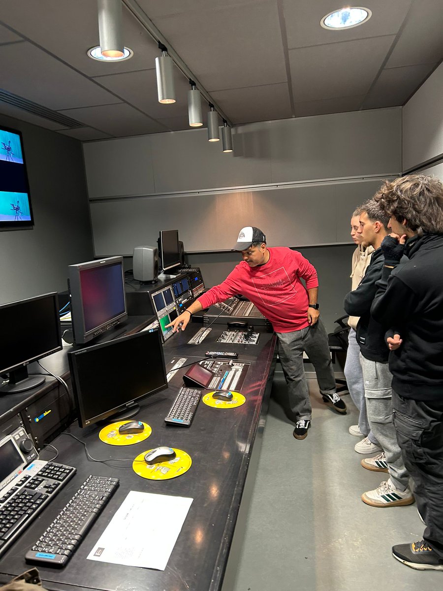 Classe magistral en control de càmeres en un Plató de televisió realitzada a càrrec d'en David Vilasboas operador de CCU.