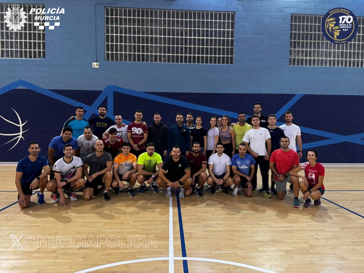 MurciaPolicia's tweet photo. 👮‍♂️ En marcha las clases de Educación Física y Deporte para los futuros policías locales de Murcia, impartidas por el profesor Felipe Belmonte en el Palacio de Deportes
Hoy contamos con la visita del Concejal de Deportes, Miguel Ángel Noguera, quien mostró su apoyo a los alumnos. https://t.co/lfbnom8xdm