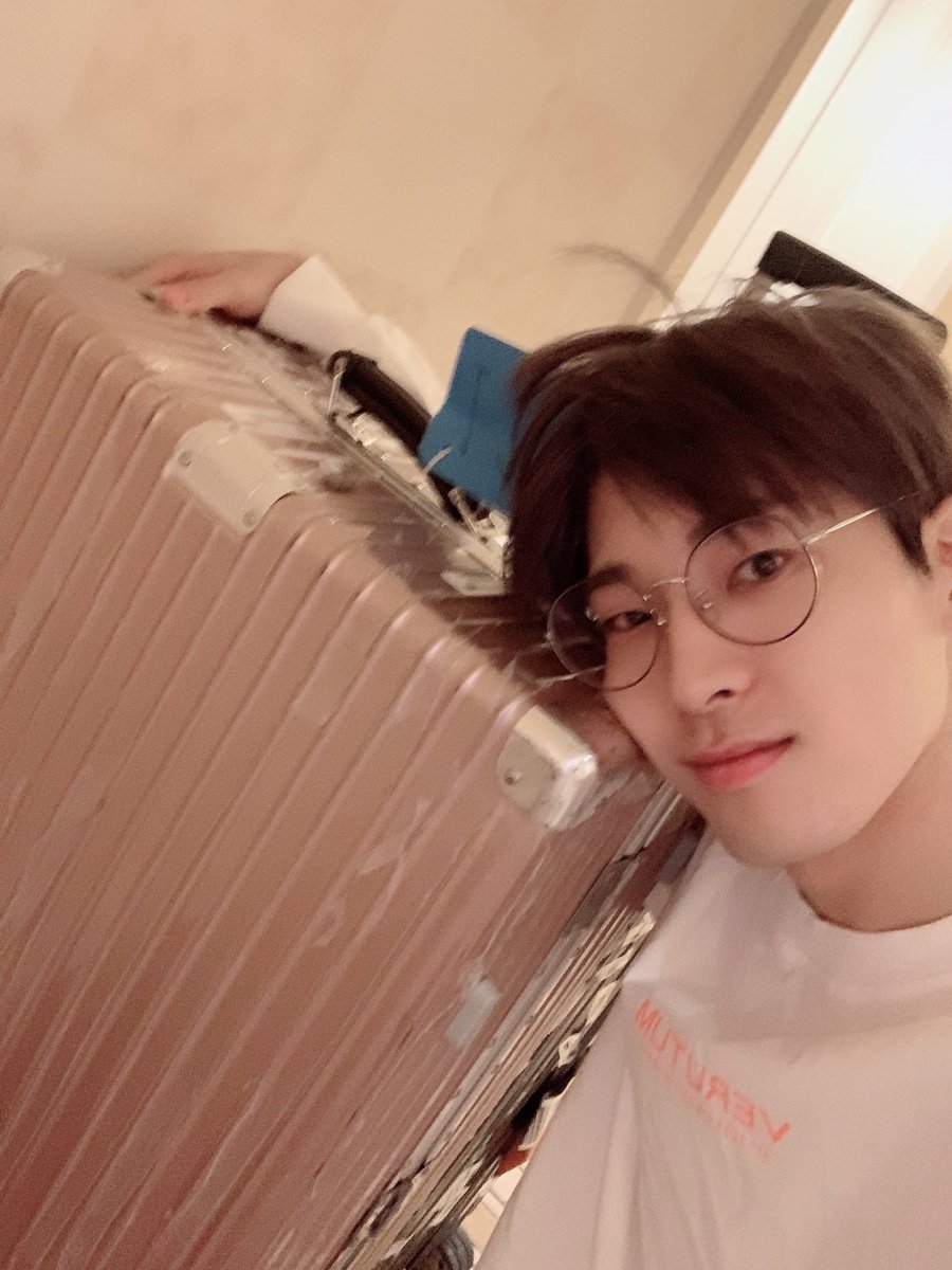 애교셀카도 찍을 줄 아는 원우
볼이 찌부된 포인트 ⭐️