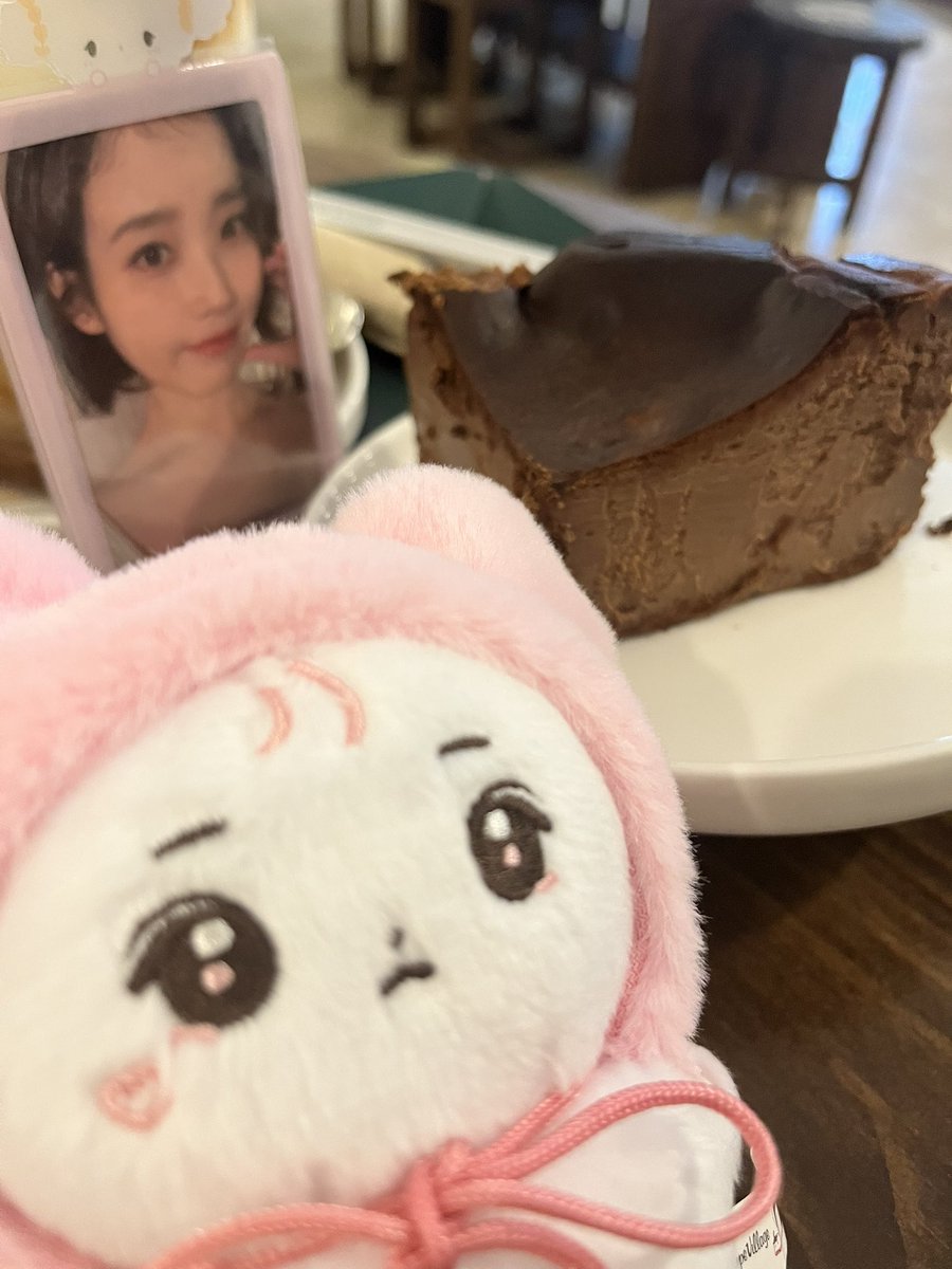 핑냥아아아 드디어 내품에😽🩷
본가에서 몇일전에 내게로 온..
너무 귀엽다 진짜 너무 귀여워어
반쪽 샥샥
#사랑이_온거야_핑냥이_말이야
<a href="/Pinknyang0516/">핑냥이</a>