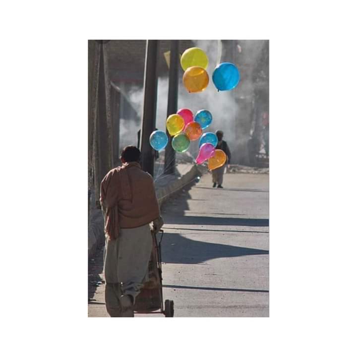 ذمہ داری کا دوسرا نام "مرد" ہے
بہت سی ضرورتوں اور ذمہ داریوں کے بوجھ تلے ان کے کئ خواب بس خواب ہی رہ جاتے ہیں.