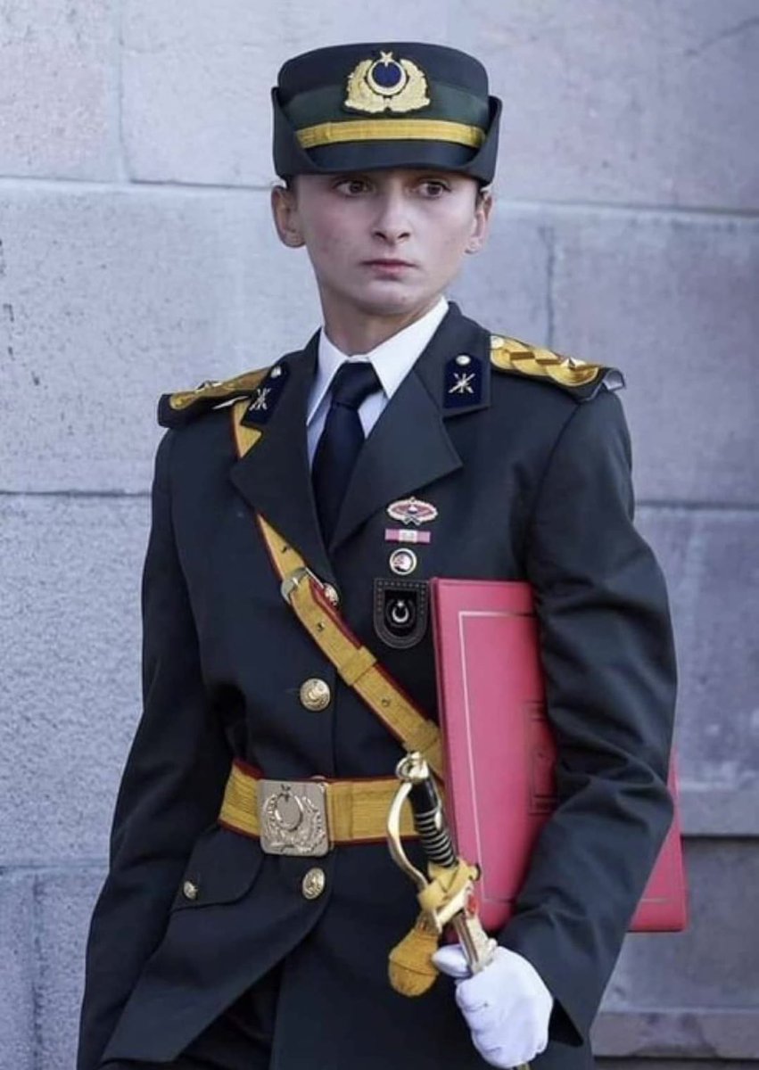 Adi şerefsizin biri, “Ölürsem şehit, kalırsam gazi” diyerek bu vatana hizmet için yemin eden Kara Harp Okulu  birincisi Teğmen Ebru Eroğlu’nun fotoğrafının altına; ‘Bunu insan s*kmez, Kemalist olduğu için tecavüz edebilirim’ yorumunu yazıyor ve savcılık bu küfürü ‘Ebru’nun adını