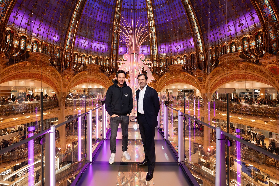 ✨ Coup d’envoi pour les #GaleriesLafayette Haussmann, célébrant leur "130ème Noël", en cette année placée sous le signe des festivités. 🎂
Pour l'occasion, étaient présents le créateur #KévinGermanier, qui a imaginé les vitrines et #Vianney qui a performé devant le Grand Sapin.