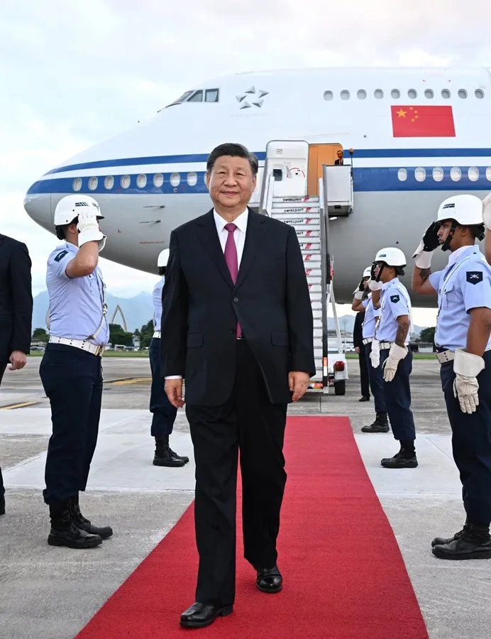 EmbaixadaChina's tweet photo. A convite do presidente brasileiro, Luiz Inácio Lula da Silva, o presidente chinês, Xi Jinping, chegou no dia 17, horário local, ao Rio de Janeiro, para participar da 19ª cúpula dos líderes do G20 e fazer uma visita de Estado ao Brasil. https://t.co/v1MKSXWxwc