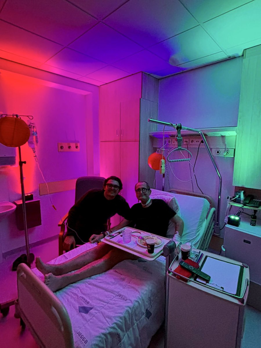 Kobe Heleven en Massimo Todde organiseerden een lichtfestival in de Japanse 🇯🇵 tuin ⛩️. Omdat ik niet bij de opening aanwezig kon zijn, is hij een klein Japans lichtfestival op mijn hospitaalkamer komen installeren 😎😍.