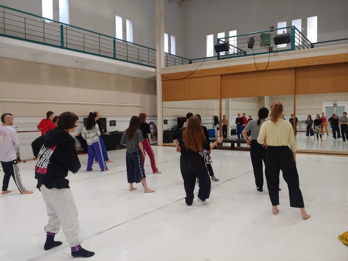 Durante el workshop con Lila Magnin en #Espailagranja exploramos expresarnos libres y desde la autenticidad. ⚡⚡

🔳WORKSHOP LILA MAGNIN 🔳

Colaboración entre Dansa València-<a href="/KVSbrussels/">KVS</a>

#DulceRugir #DansaValència24