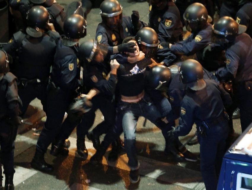 El 25 de setembre de 2012, milers de persones van envoltar el <a href="/Congreso_Es/">Congreso</a> en el marc del #15M.

❌La repressió policial va deixar més de 100 ferides i 35 detingudes. Avui, 21 són jutjades per exercir el seu legítim dret a protestar.

#ProtestarNoEsDelito