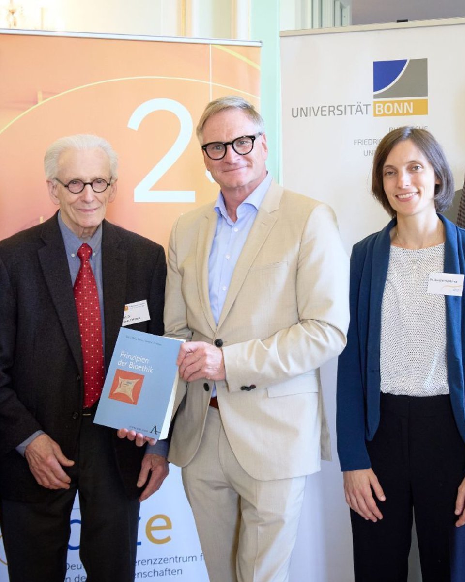 Verlag Karl Alber (@verlagkarlalber) on Twitter photo Im September fand das Jubiläum des <a href="/DRZE_Bonn/">Deutsches Referenzzentrum für Ethik i. d. Biowiss.</a> statt. Ein Highlight der Veranstaltung war der Booklaunch von "Prinzipien der Bioethik" – der ersten deutschen Übersetzung des Klassikers "Principles of Biomedical Ethics" von Tom L. Beauchamp und James F. Childress. Im September fand das Jubiläum des <a href="/DRZE_Bonn/">Deutsches Referenzzentrum für Ethik i. d. Biowiss.</a> statt. Ein Highlight der Veranstaltung war der Booklaunch von "Prinzipien der Bioethik" – der ersten deutschen Übersetzung des Klassikers "Principles of Biomedical Ethics" von Tom L. Beauchamp und James F. Childress.