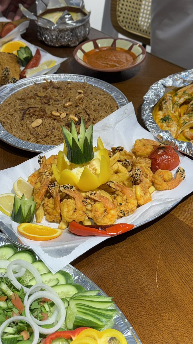 أمس عشانا كان أكل بحري من مطعم اسمه سمكة و زيادة ، و صراحة من أجمل التجارب بالنسبة لي للأكل البحري ، المطعم تحت اشراف شيف سعودية ، وكل الأطباق من وصفاتها الخاصة ، وفيه أطباق كانت جدا مميزة مثل [ طاجن البحريات - روبيان بتر فلاي - سمك السيباس بالفرن ] وتقدر تطلب صحن مشكل بحري