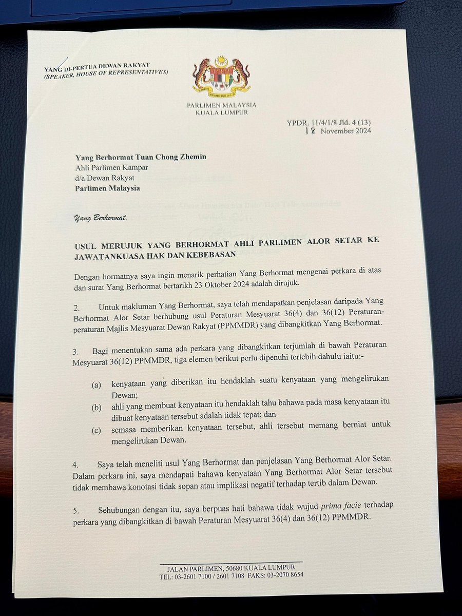 aifadhli87's tweet photo. [UPDATE] 3 usul MP DAP @chongzhemin nak kenakan YB Hulu Terengganu, Kuantan dan Alor Setar secara rasminya ditolak. 

As of for now, rulling ini bermakna "PM bukan Mamak Pasemboq ✅ yang meletakkan bebanan cukai di atas pundak rakyat. Pundak ya, bukan pundek ✅. Jangan ada orang asing yang dah jadi warga negara kita kibarkan bendera negara asal mereka ✅"

My piece of advice to him, belajar lagi. Especially Bahasa Melayu. Belajar hormat orang, belajar berbahas. Tak steady langsung. Budak baru nak up, biasalah. Cocky dengan Peraturan Mesyuarat dia.