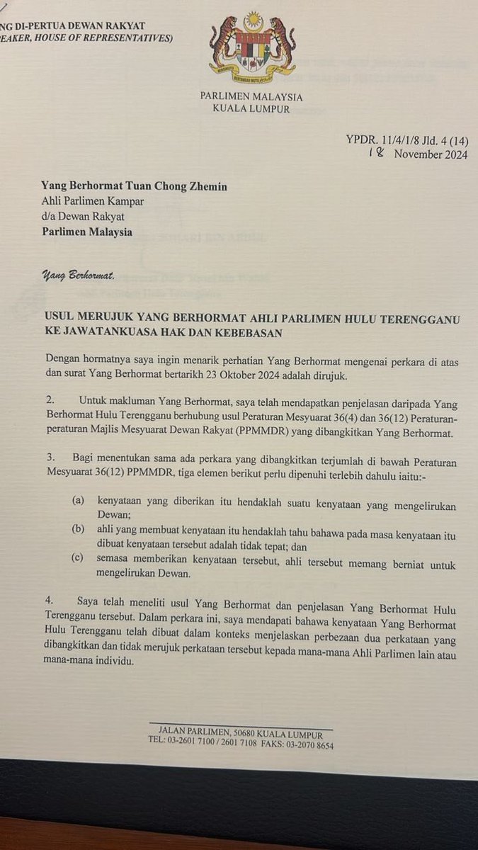 aifadhli87's tweet photo. [UPDATE] 3 usul MP DAP @chongzhemin nak kenakan YB Hulu Terengganu, Kuantan dan Alor Setar secara rasminya ditolak. 

As of for now, rulling ini bermakna "PM bukan Mamak Pasemboq ✅ yang meletakkan bebanan cukai di atas pundak rakyat. Pundak ya, bukan pundek ✅. Jangan ada orang asing yang dah jadi warga negara kita kibarkan bendera negara asal mereka ✅"

My piece of advice to him, belajar lagi. Especially Bahasa Melayu. Belajar hormat orang, belajar berbahas. Tak steady langsung. Budak baru nak up, biasalah. Cocky dengan Peraturan Mesyuarat dia.