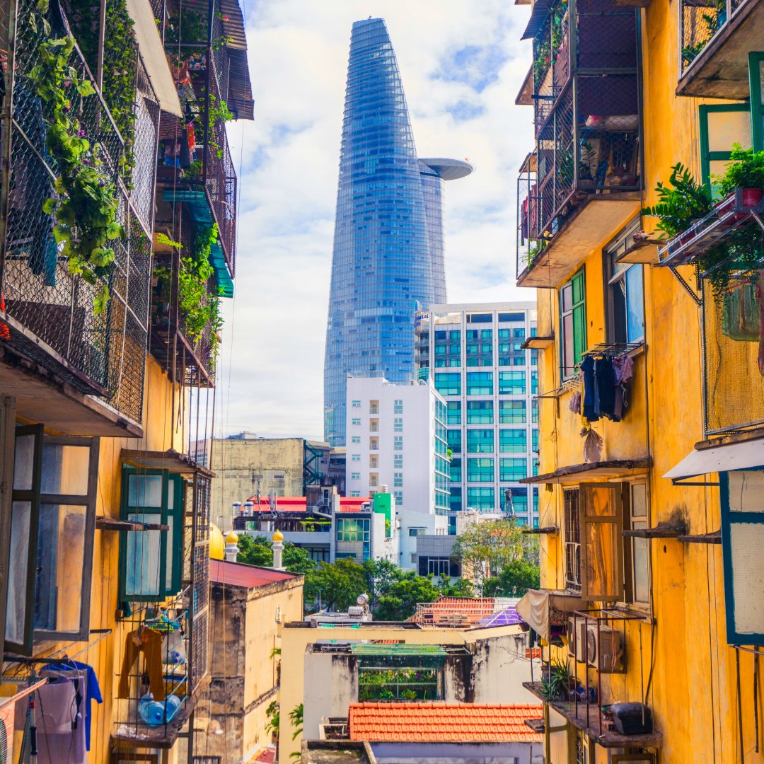 Ho Chi Minh, el corazón de #Vietnam, es una ciudad que fusiona a la perfección lo antiguo y lo moderno 🌆 Desde sus mercados tradicionales hasta rascacielos que tocan el cielo, cada esquina refleja la rica historia y el espíritu de este país asiático.🌏❤️
dynamic-tours.com