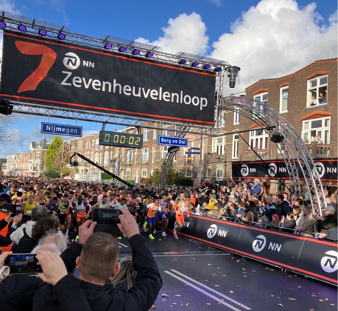 Wat een weekend: 10.000 inschrijvingen voor de Zevenheuvelennacht, NK Running Blind, 🅦🅔🅡🅔🅛🅓🅡🅔🅒🅞🅡🅓!

En de primeur van de volledig recyclebare papieren beker. Een samenwerking tussen de @NNZevenheuvelenloop, Conpax en PROM'ES #SDG17 Lees: nnzevenheuvelenloop.nl/persbericht-pr…