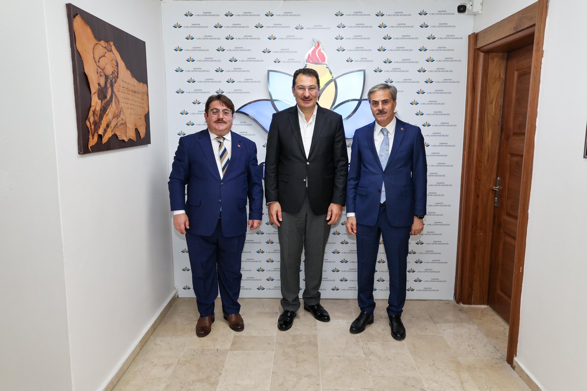 Genel Başkan Yardımcımız Ali İhsan Yavuz ile birlikte İl Milli Eğitim Müdürü Çoşkun Bakırtaş ve çalışma arkadaşlarını ziyaret ettik. Misafirperverlikleri için teşekkür ediyor, eğitim camiamıza çalışmalarında üstün başarılar diliyorum.