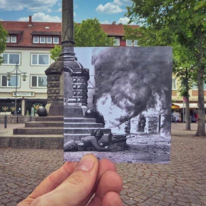 FotosDeFatos's tweet photo. Pode parecer uma praça qualquer, mas nela há mais história do que você pode imaginar. https://t.co/9g7D39yYHs