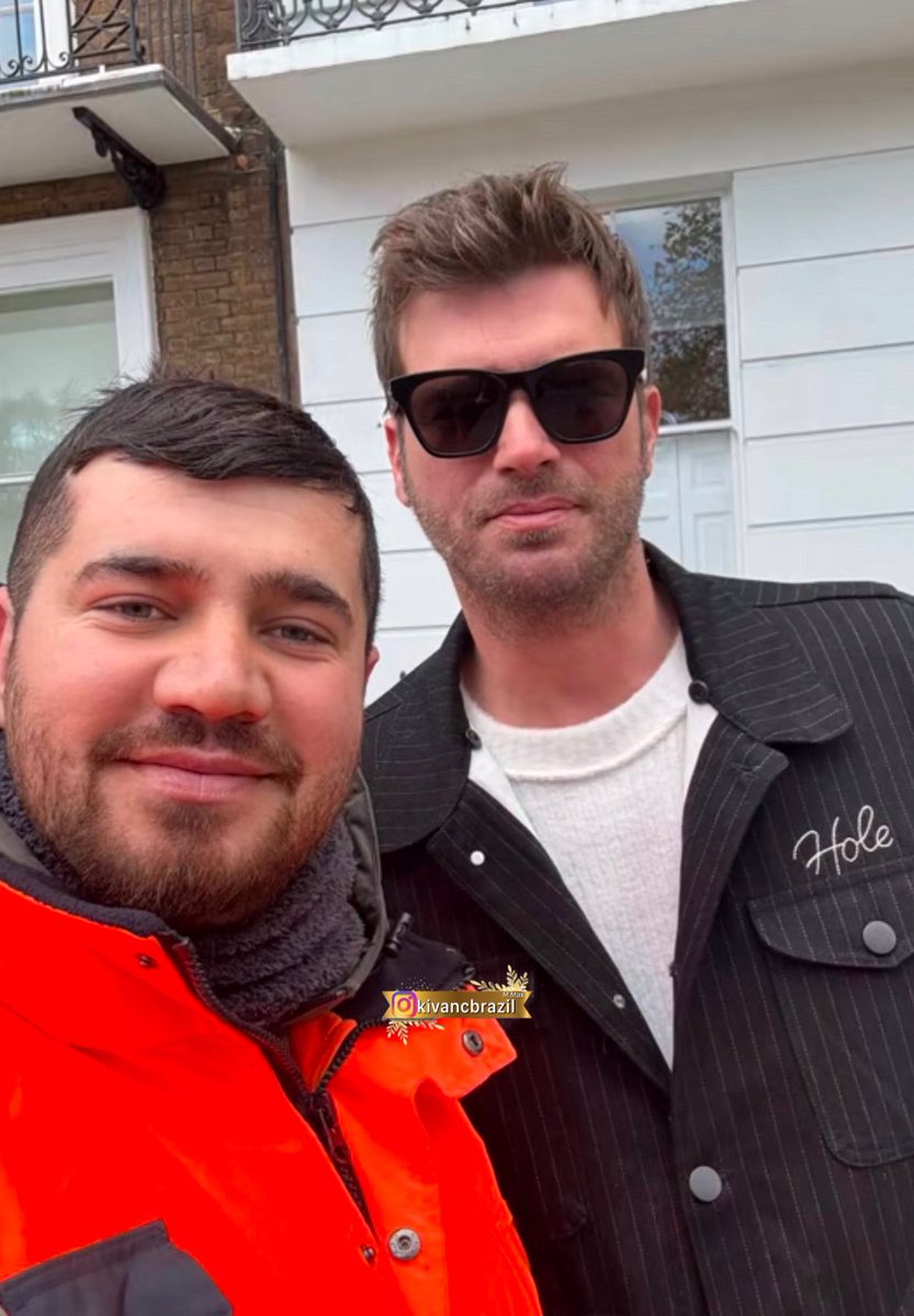 MarciMax1's tweet photo. 🆕 📸 Kıvanç Tatlıtuğ com um fã em Londres 🇬🇧👏🏻❤️🇹🇷💚🇧🇷

#kıvançtatlıtuğ #kivanctatlitug #fan #fans #kivançtatlitug #london #london🇬🇧 #kivanc #actor #turkihsactor #beautiful #beauty #cesurvegüzel #çarpışma #askimemnu #idol #idolo #photooftheday #picoftheday #photography #photo https://t.co/20B72zIeRX