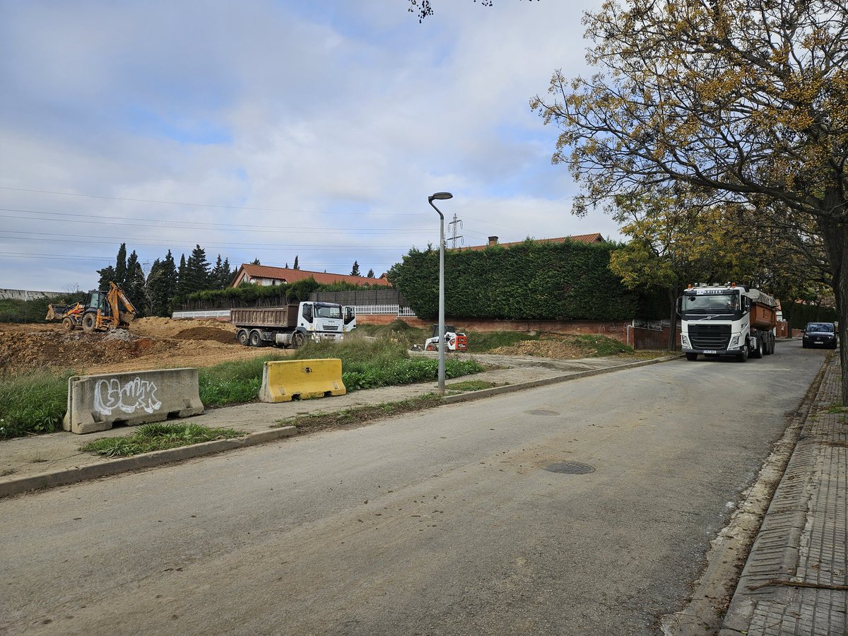 manelcervantese's tweet photo. Bon dia @ajsantcugat algu pot donar alguna explicació d' aixo? Camions de gran Tonatge per Mas gener i aquesta acumulació de terres a tocar de les cases? @cristinaparaira @josepmvalles @salaricu @bernatpicornell @fraduchaltet https://t.co/RPFa7YD9Qx