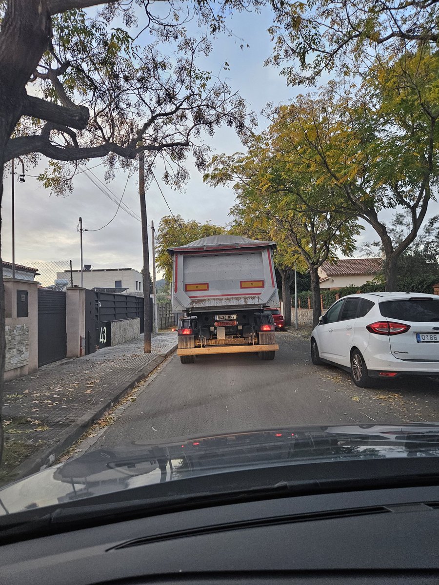 manelcervantese's tweet photo. Bon dia @ajsantcugat algu pot donar alguna explicació d' aixo? Camions de gran Tonatge per Mas gener i aquesta acumulació de terres a tocar de les cases? @cristinaparaira @josepmvalles @salaricu @bernatpicornell @fraduchaltet https://t.co/RPFa7YD9Qx
