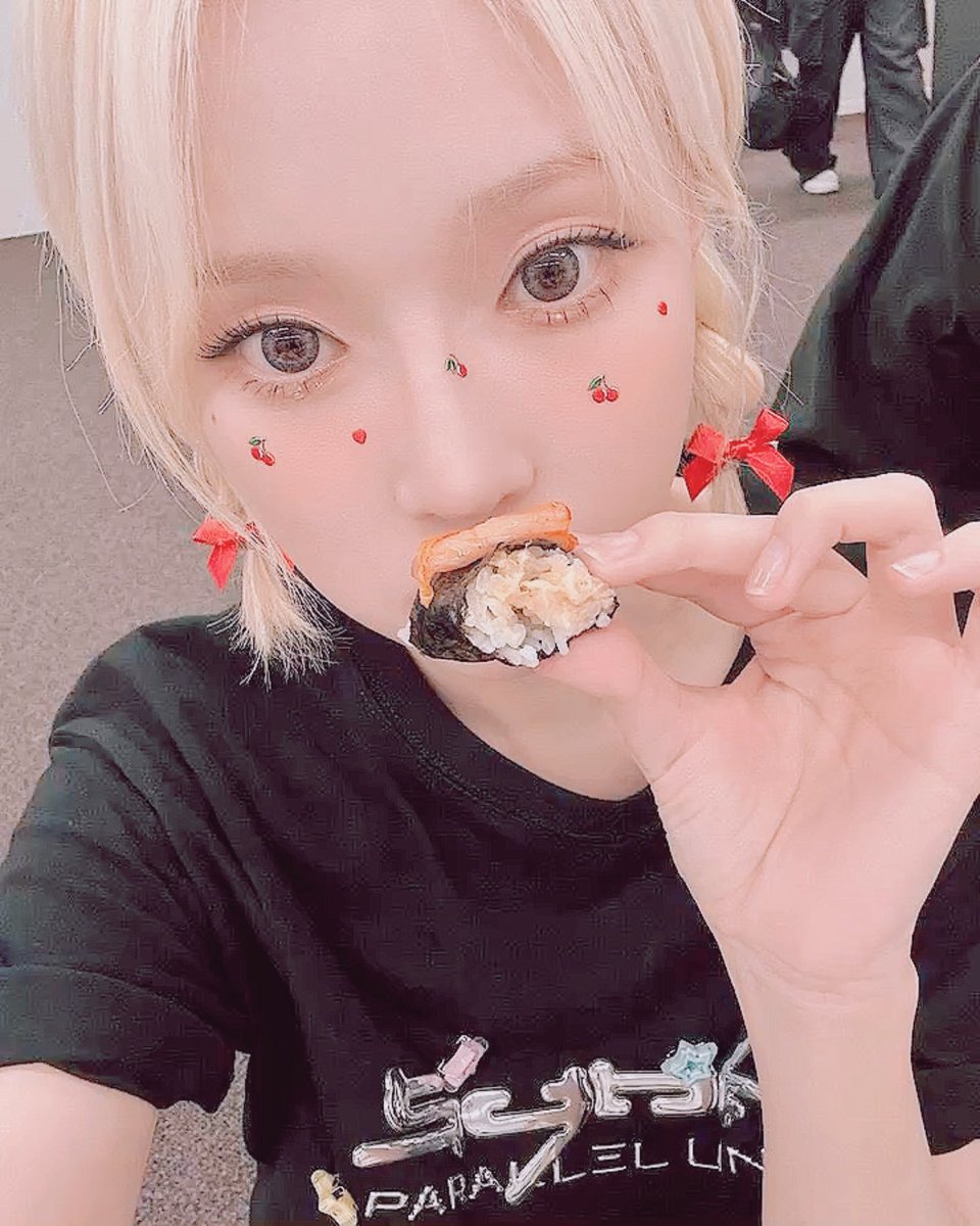 Swanlaje's tweet photo. -ˋˏ 아야! 이 맛있는 음식들이 너무 먹고 싶어요. 달콤한 것은 도라야키, 맛있는 것은 스시.  어쨌든, 이 금발 머리와 섬세한 레이스 레드가 나를 감싸 안았어요. 𝒕𝒉𝒆 𝒅𝒂𝒊𝒏𝒕𝒚 𝒔𝒆𝒍𝒄𝒂𝒔 𝒐𝒇 𝒎𝒆!🎀♥️ https://t.co/n4Z620DuGj