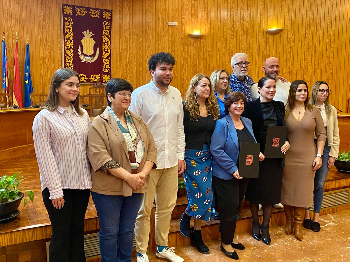 AVLoficial's tweet photo. L'Acadèmia Valenciana de la Llengua i l'Ajuntament de Montcada firmen un conveni de col·laboració per a dur a terme actuacions destinades a promoure el coneixement i l'ús del valencià en el municipi. La firma del conveni és el tir d'eixida de la Setmana de la Llengua a Montcada. https://t.co/fdo7J5z9P3
