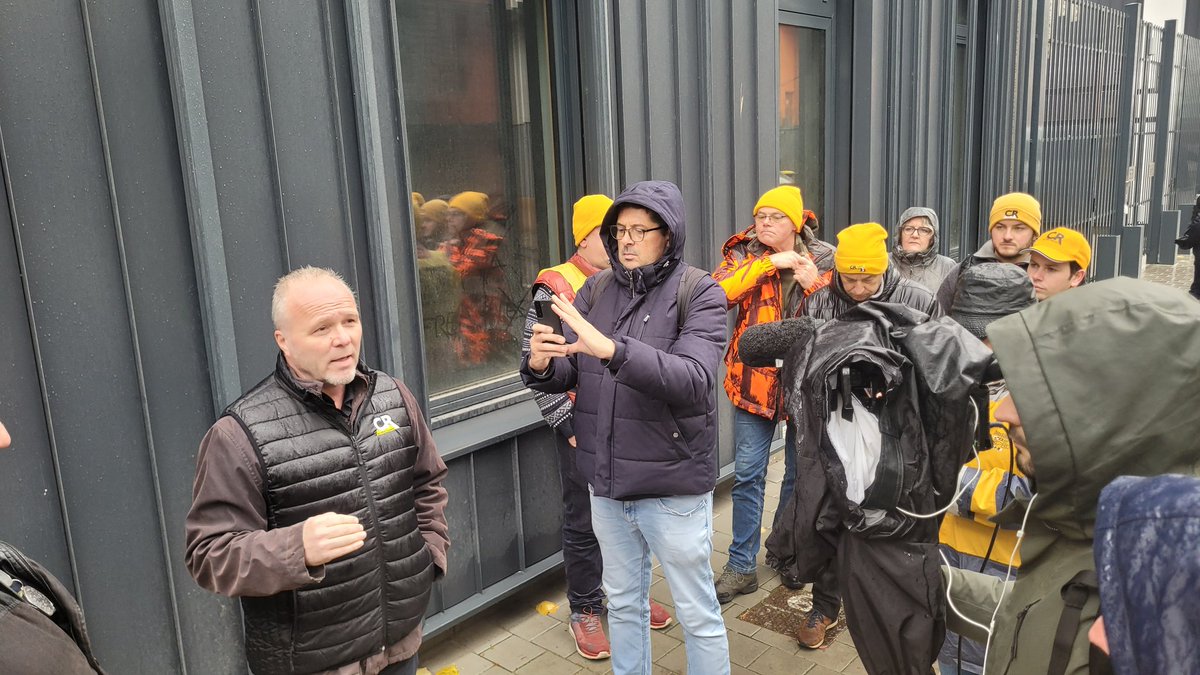 Des #AgriculteursEnColère <a href="/coordinationrur/">Coordination Rurale</a> des 5 départements des Hauts-de-France ont rencontré des agents de l'ASP d'Amiens, qui gère le paiement des aides de la PAC. À la sortie, pas de déblocage des aides annoncé. Le syndicat donne 8 jours à l'ASP pour obtenir des avancées.