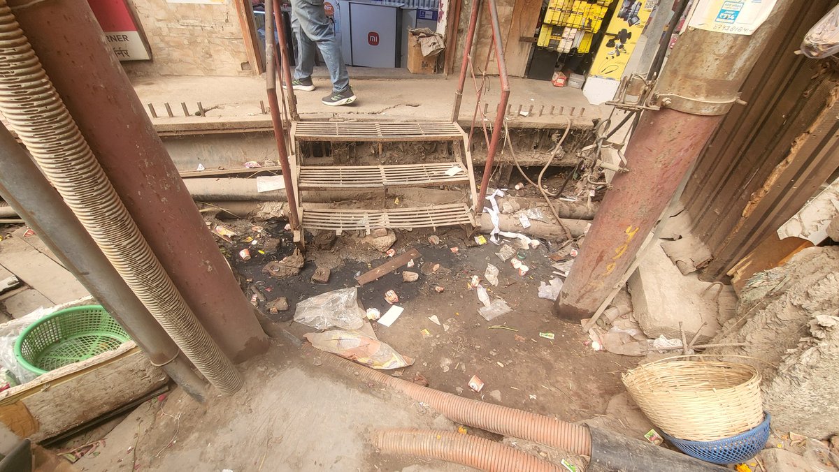 NoidaNovra's tweet photo. Situation of Sewer overflow in Bhangel near the new Elevated Road @noida_authority @CeoNoida this is unacceptable !!! @PankajSinghBJP @myogiadityanath @ChiefSecyUP @RanjanTomar @noidakhabar @vinodsharmanbt @TenNewsDotIn https://t.co/3FNthyq9R1