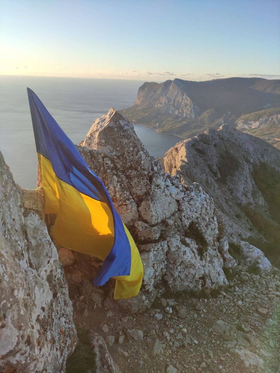 yellowribbonUA's tweet photo. 🇺🇦🇺🇦🇺🇦 Ми підняли прапор України в Криму! 

Тепер він майоріє на найвищій точці Байдарської яйли – масиві Ільяс-Кая.