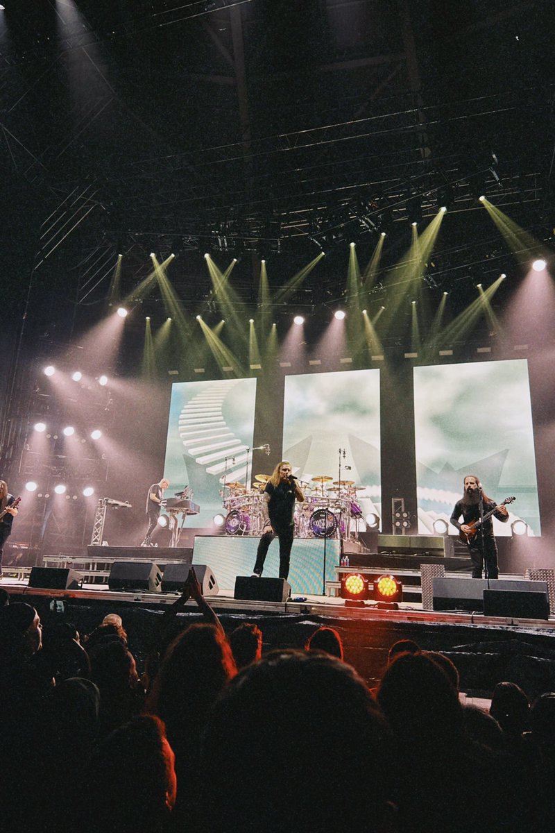 adriorosa's tweet photo. @dreamtheaternet en Madrid, Leganés. Concierto increíble, gran setlist, Petrucci de otro planeta, Labrie sorprendente, y Portnoy… Enorme! Jordan y Myung como siempre, sin fallar una nota en 3 horas 🙈 https://t.co/Nx3u3sCKXe