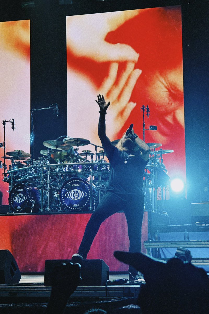 adriorosa's tweet photo. @dreamtheaternet en Madrid, Leganés. Concierto increíble, gran setlist, Petrucci de otro planeta, Labrie sorprendente, y Portnoy… Enorme! Jordan y Myung como siempre, sin fallar una nota en 3 horas 🙈 https://t.co/Nx3u3sCKXe