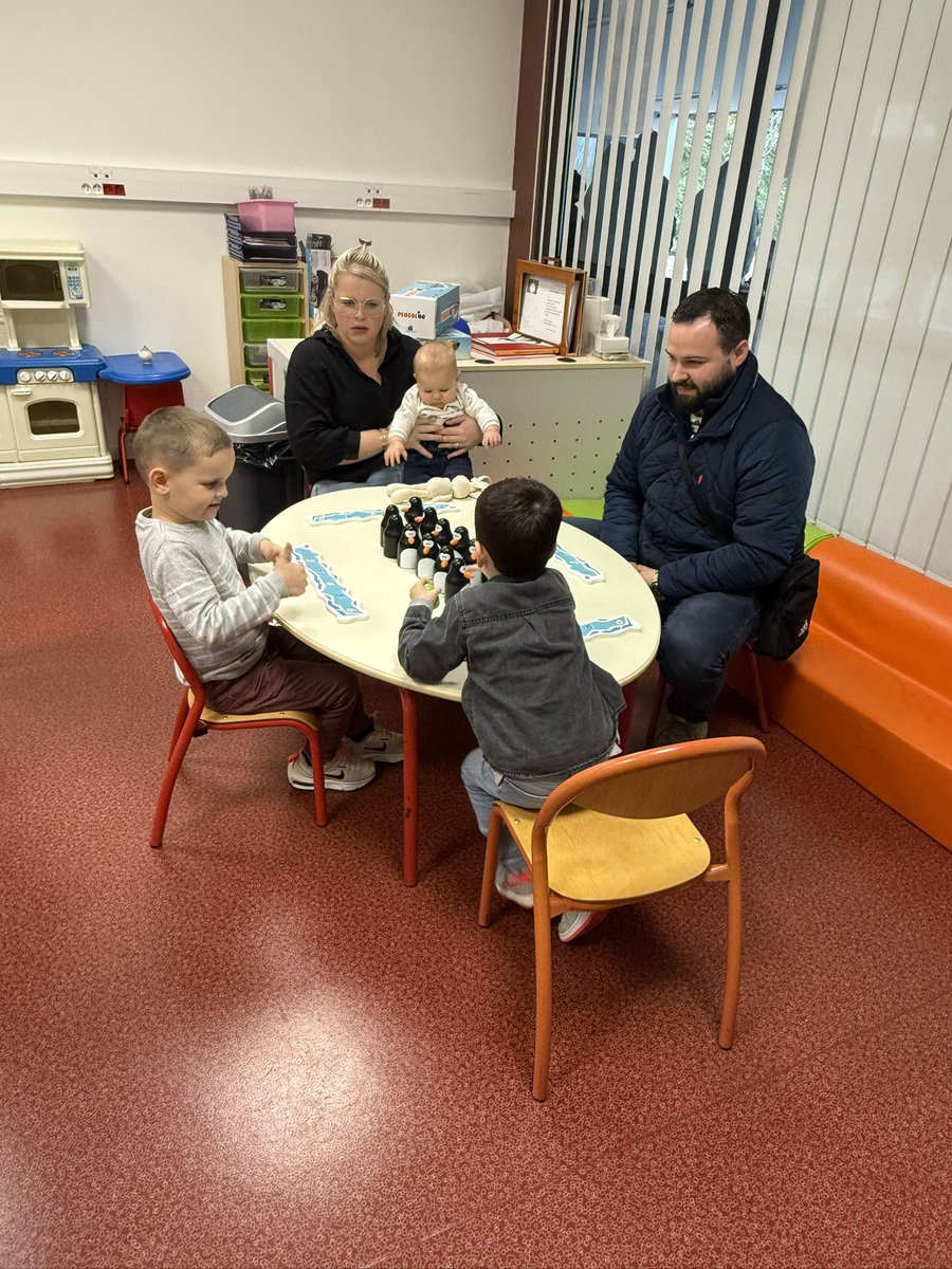 Semaine portes ouvertes à la maternelle Les Courlis de Stenay : ateliers avec des partenaires, observations de classe, coéducation… De nombreuses familles mobilisées ! <a href="/ien_stenay/">IEN Stenay</a> <a href="/DSDEN55/">DSDEN55</a>
