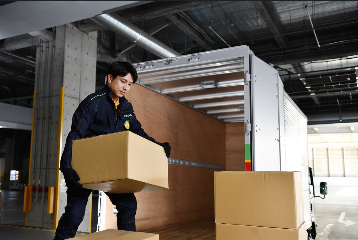 BichuBingoDenim's tweet image. 【福山通運株式会社×デニム】
福山通運さんが11月からデニム制服を導入し、ベストジーニスト2024の「協議会選出部門 特別貢献賞」を受賞。
生地はカイハラ株式会社製です。
全国のドライバーさんが、制服を着て運転することで、多くの人に「デニムの産地福山」が発信されると思うと嬉しくなりますね！