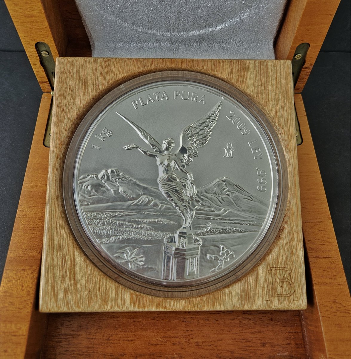 NumisX's tweet photo. Libertad 1 kg Silbermünze (2009) – Ein Meisterwerk in .999 Feinsilber, ideal für Sammler &amp; Investoren! 🌟

🔗 Entdecke sie jetzt: Libertad 1kg Silbermünze

#Numismatik #Libertad #Silbermünzen #Mexiko #NumisX #Anlage https://t.co/D6XZdC6xns